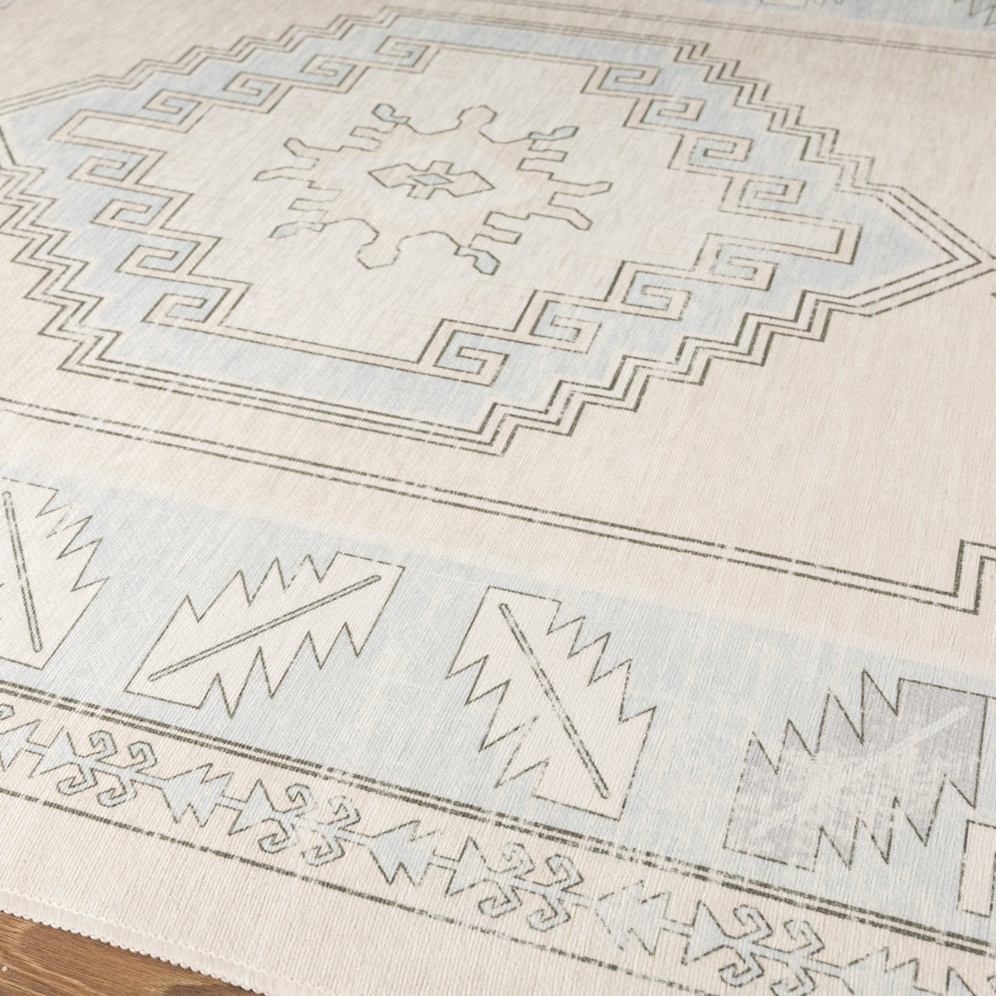 Casia Persian Geometric Accent Rug
