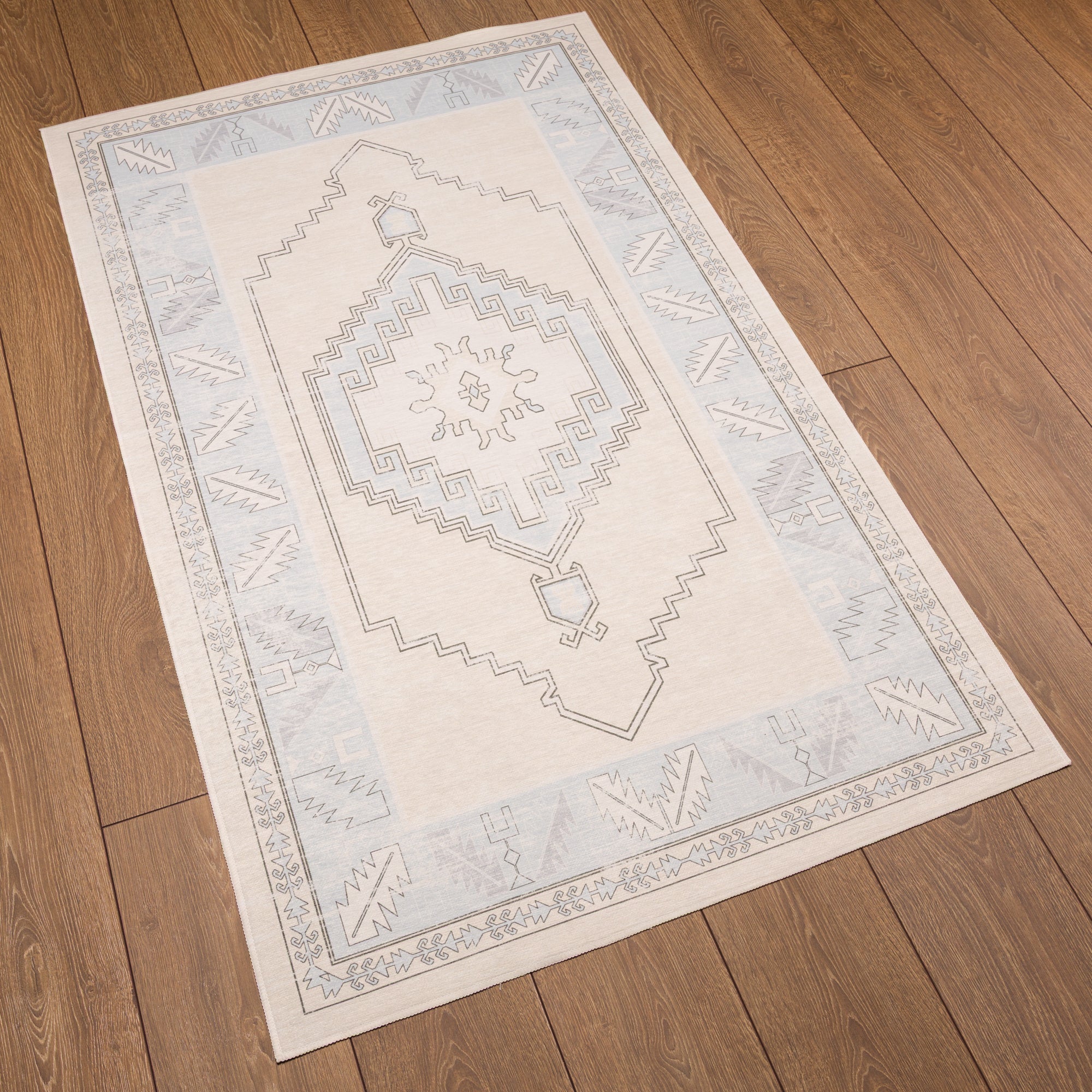 Casia Persian Geometric Accent Rug