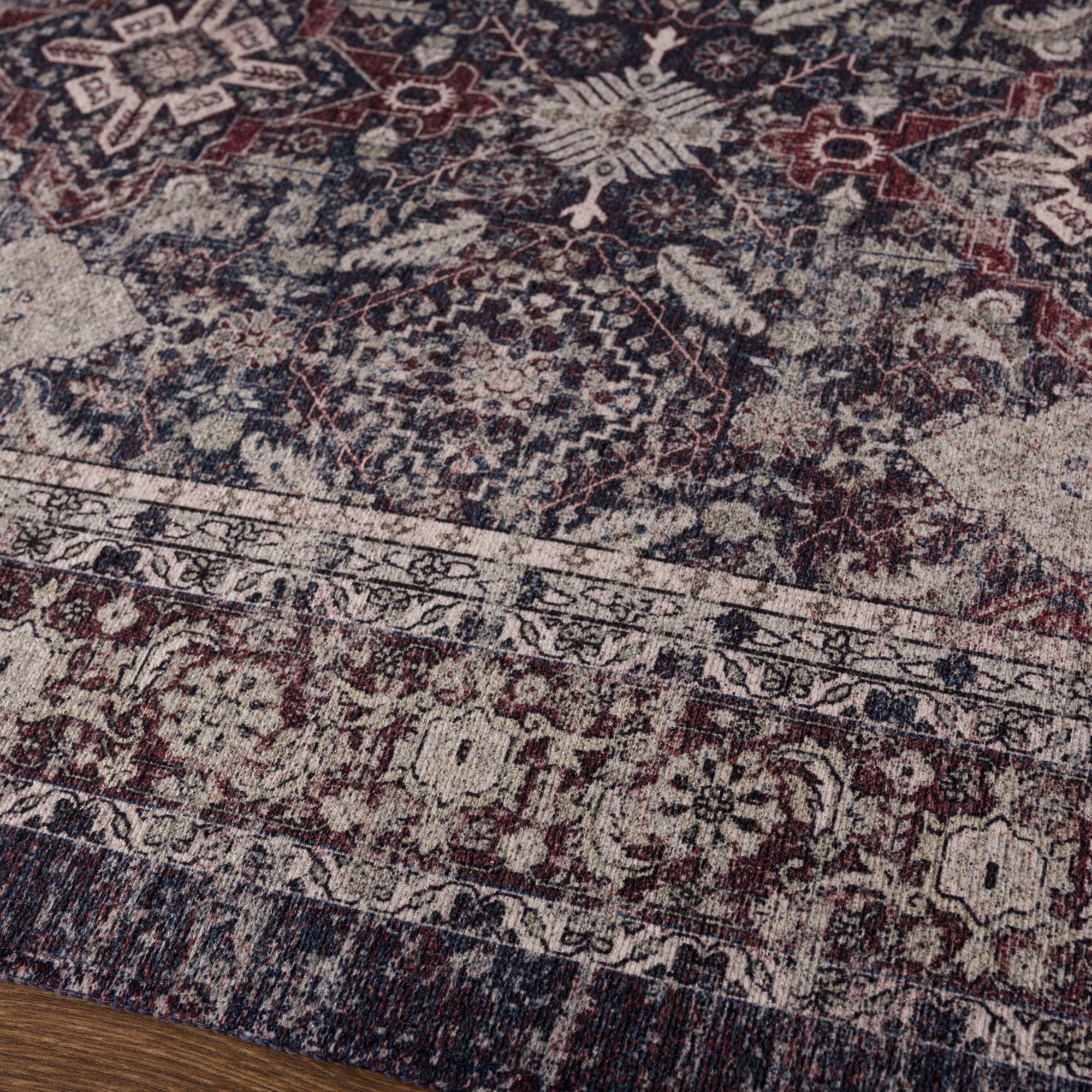 Sera Ornamental Traditional Rug