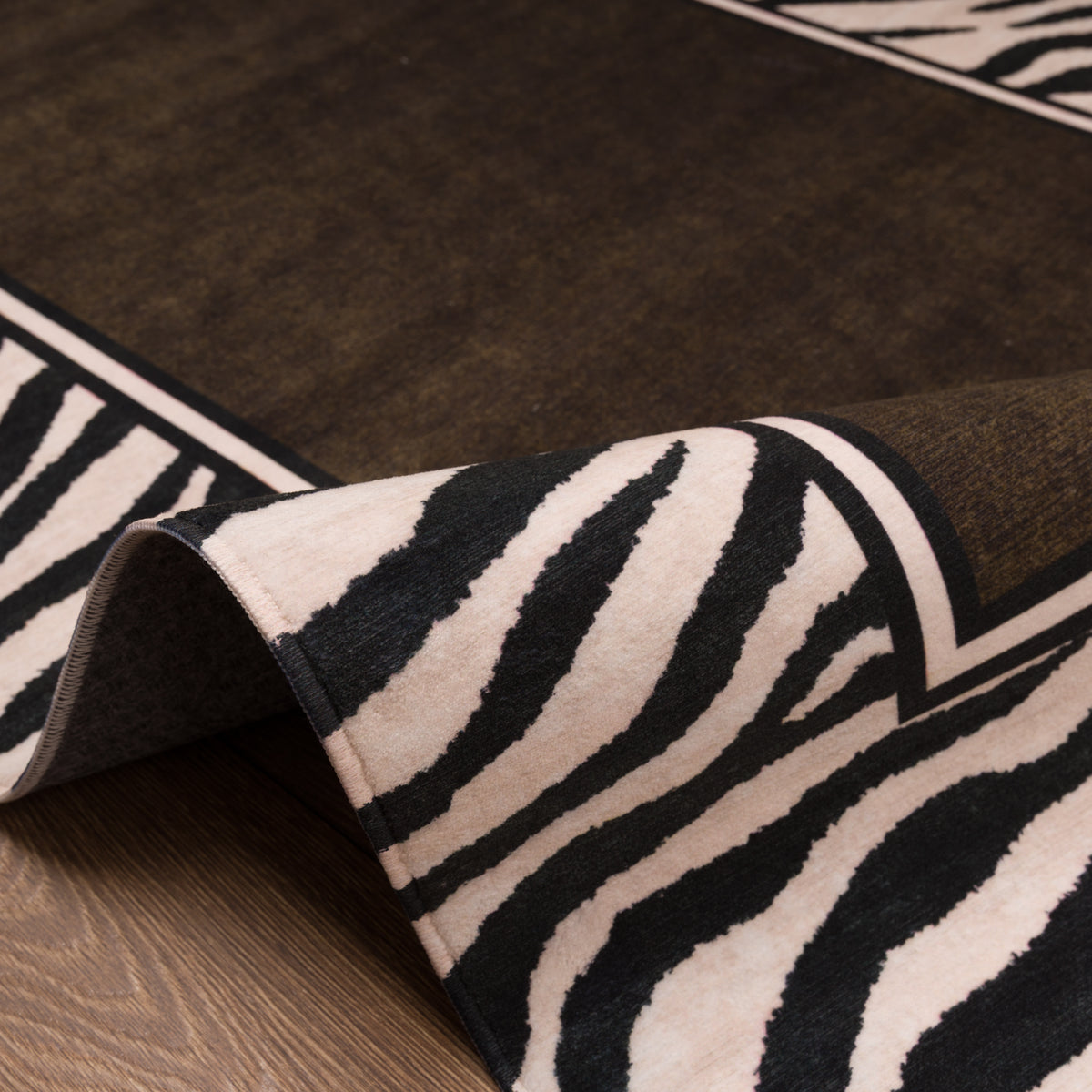 Jax Tapete em negrito com estampa de borda de zebra