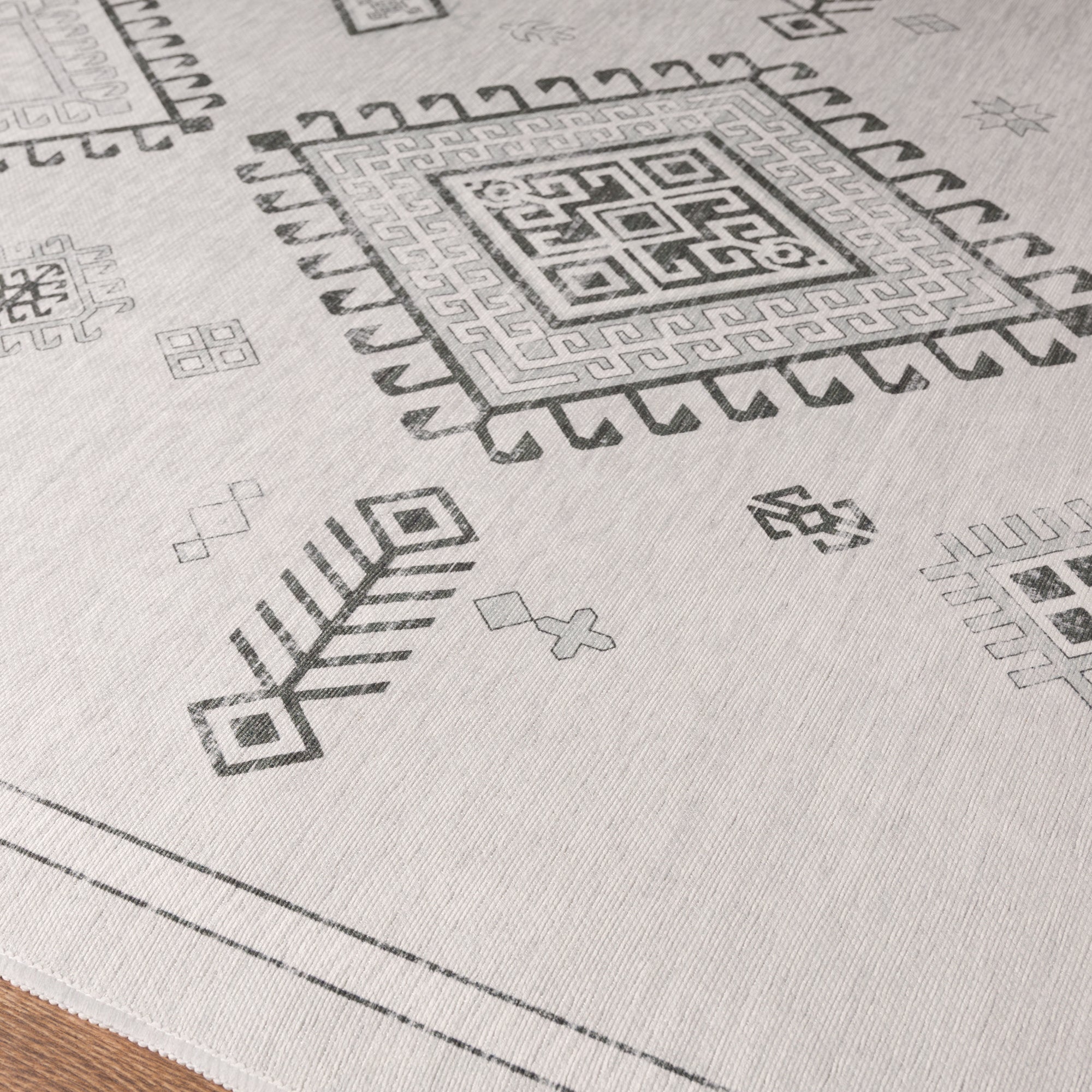 Mila Tribal Diamond Pattern Rug