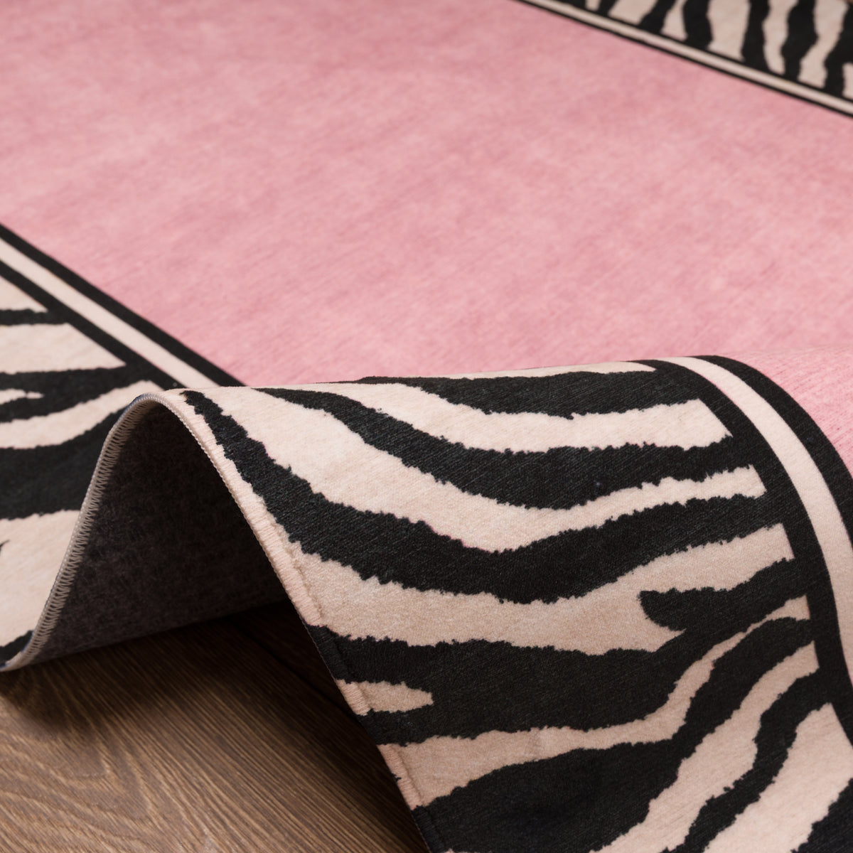 Jax Tapete em negrito com estampa de borda de zebra