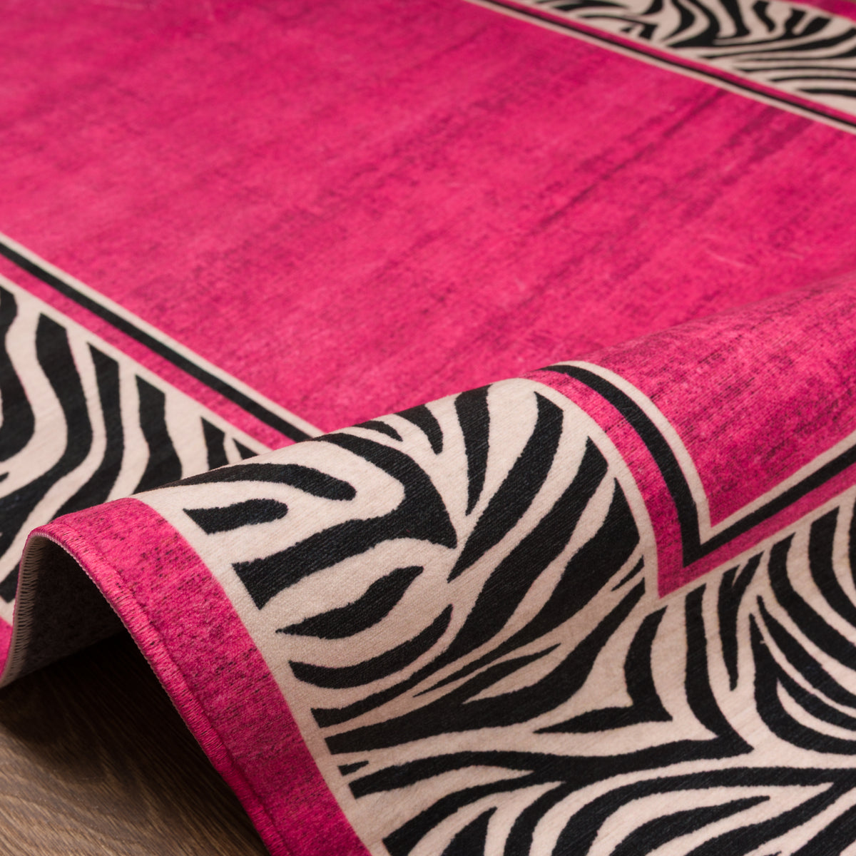 Jax Tapete em negrito com estampa de borda de zebra