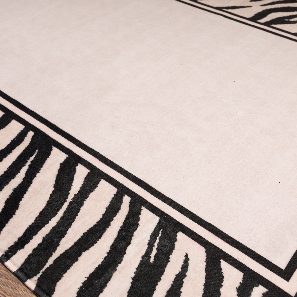 Jax Tapete em negrito com estampa de borda de zebra