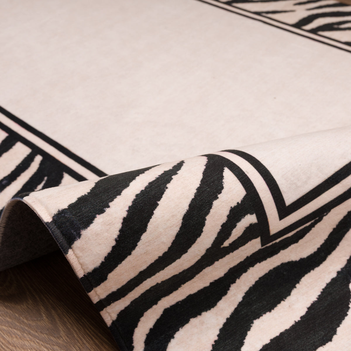 Jax Tapete em negrito com estampa de borda de zebra