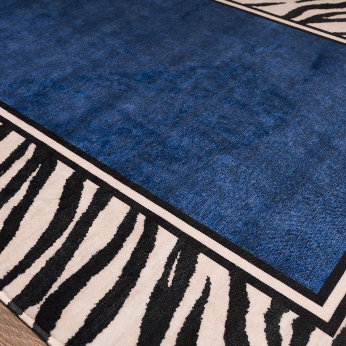 Jax Tapete em negrito com estampa de borda de zebra