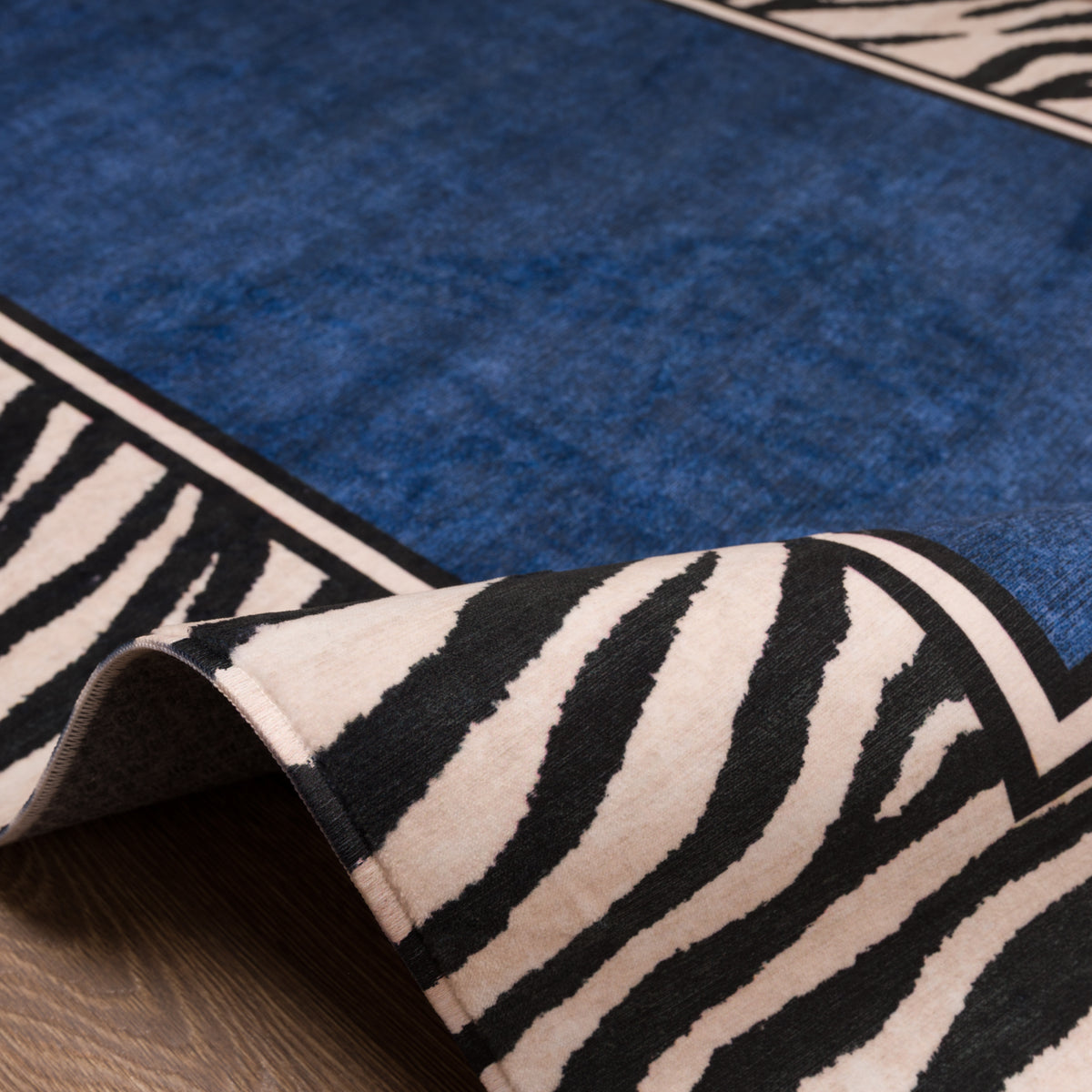 Jax Tapete em negrito com estampa de borda de zebra