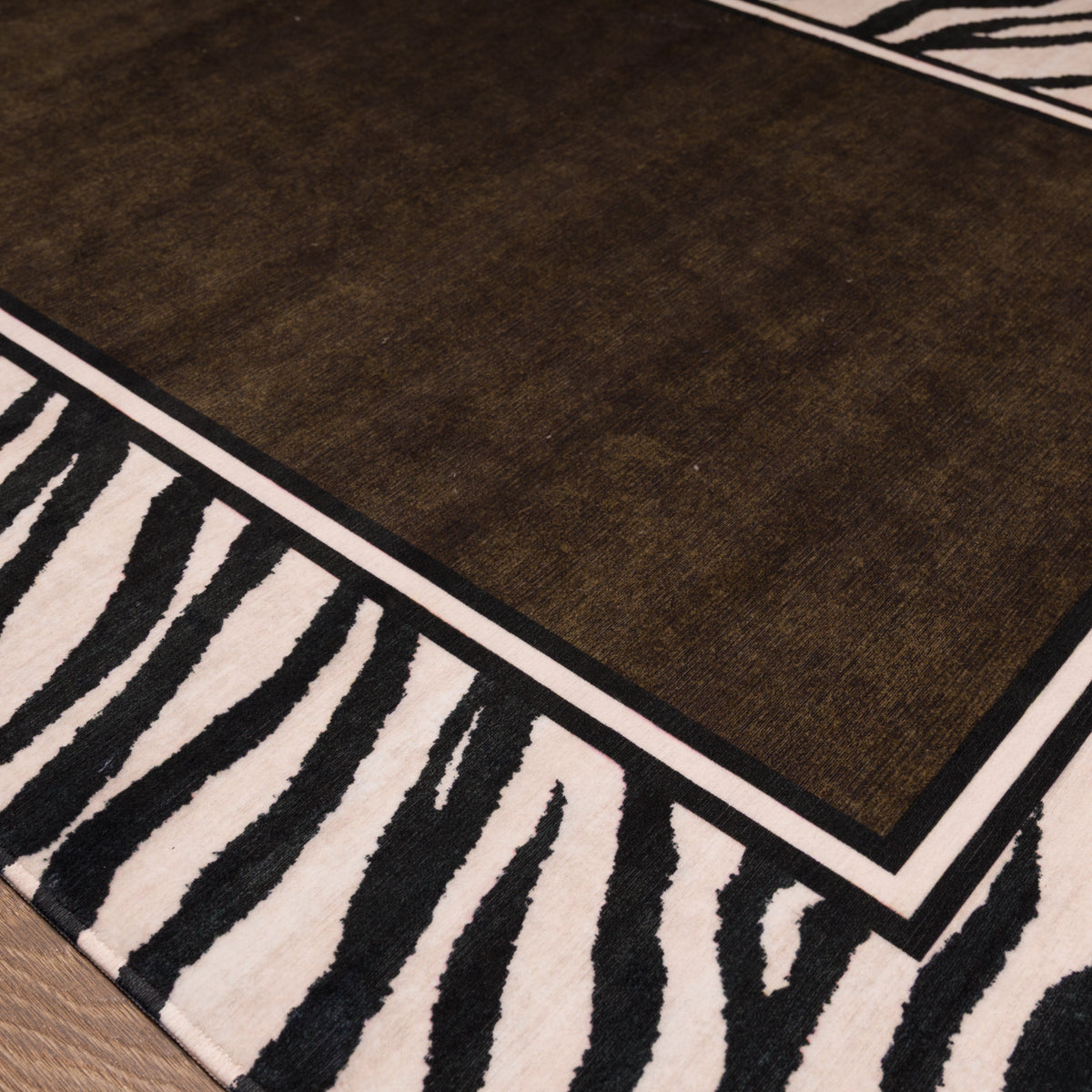 Jax Tapete em negrito com estampa de borda de zebra